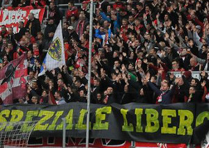 „Speziale Libero“ Banner beim Spiel gegen Mönchengladbach II