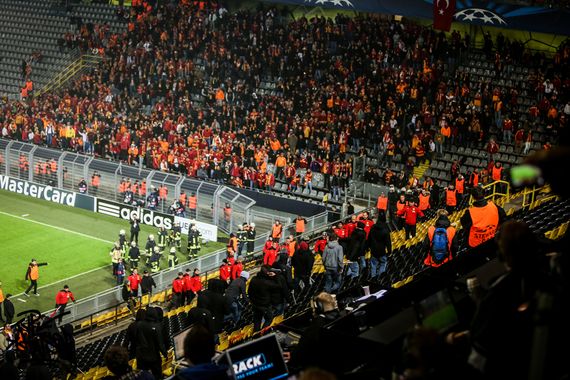 Angriff der BVB-Fans auf den Gästeblock nach dem Spiel. Bild: www.typxtatse.de