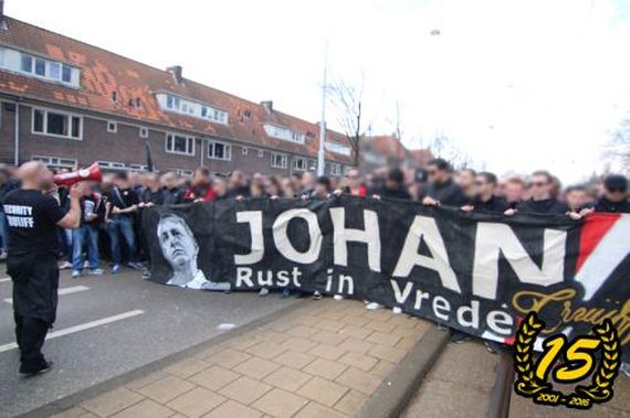 Marsch in Gedenken an verstorbenen Johan Cruyff. Bild: <a href="http://​www.vak410.nl">www.vak410.nl</a><br />