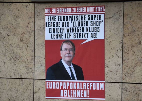 Plakataktion am Haus des Fußballs in München (März 2021)