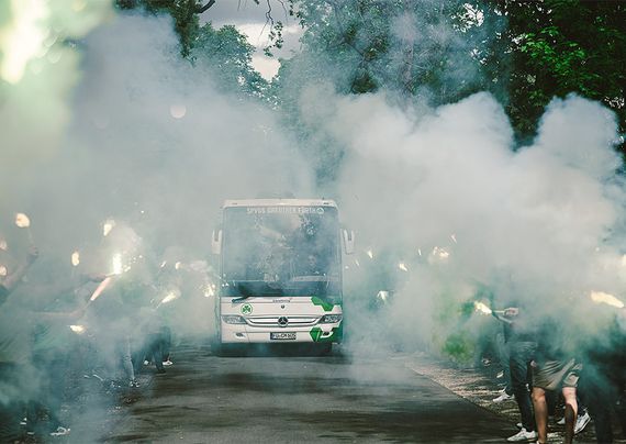 Spielvereinigung Fürth-Fans verabschieden Bus vor Abreise