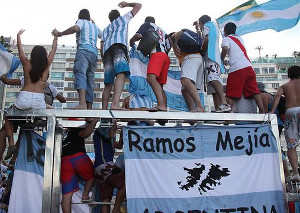 Argentinien-Hinchas nehmen Copacabana Strand ein