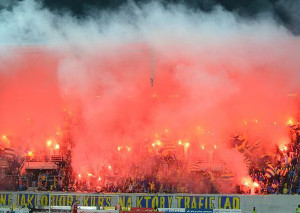 Arka Gdynia Fans erleuchten gesamte Fankurve