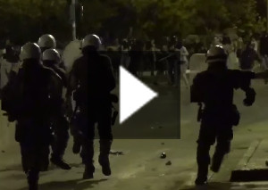 ​Video: Aris Ultras greifen Polizei an