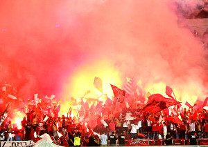 ​Pyroshow der Ultras Hapoel beim Derby