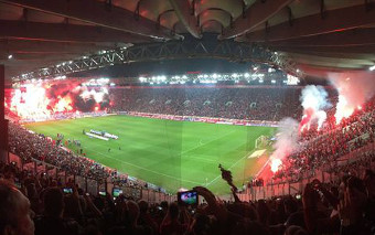 Massive Pyroshow von Olympiakos Fans beim Derby
