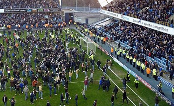 Millwall Fans stürmen im FA-Cup den Platz