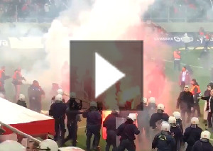 Videos: Auseinandersetzungen mit Polizei nach Derbypleite
