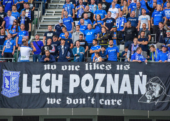 Lech Poznań-Fans verlieren 7 Zaunfahnen an Widzew Łódź