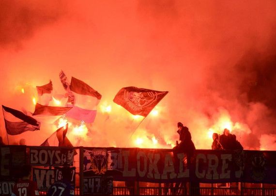Arminia Bielefeld-Ultras mit zwei Pyroshows in Kiel