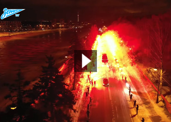 Wie Zenit St. Petersburg-Fans mit Pyro Spalier standen