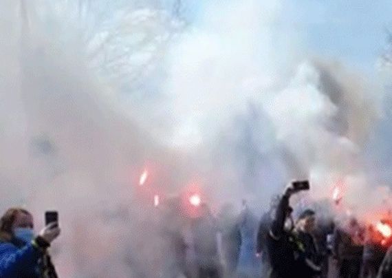 Polizei ermittelt: FCS-Fans verabschiedeten Bus mit Pyro
