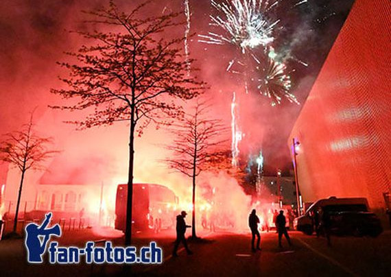 Empfang der FC Luzern-Fans mit Pyro & Feuerwerk