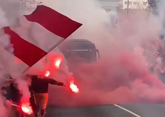 Video: Hunderte FCK-Fans empfangen Teambus mit Pyro