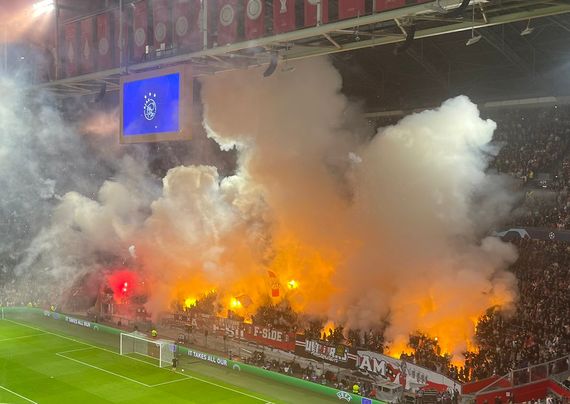 Medienbericht: UEFA soll Legalisierung von Pyro vorbereiten