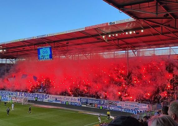1. FC Magdeburg-Fans mit großer Pyroshow im Block U