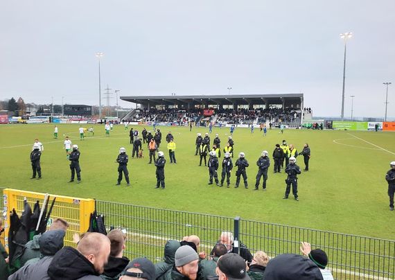 Auseinandersetzungen zwischen Münster-Fans & der Polizei